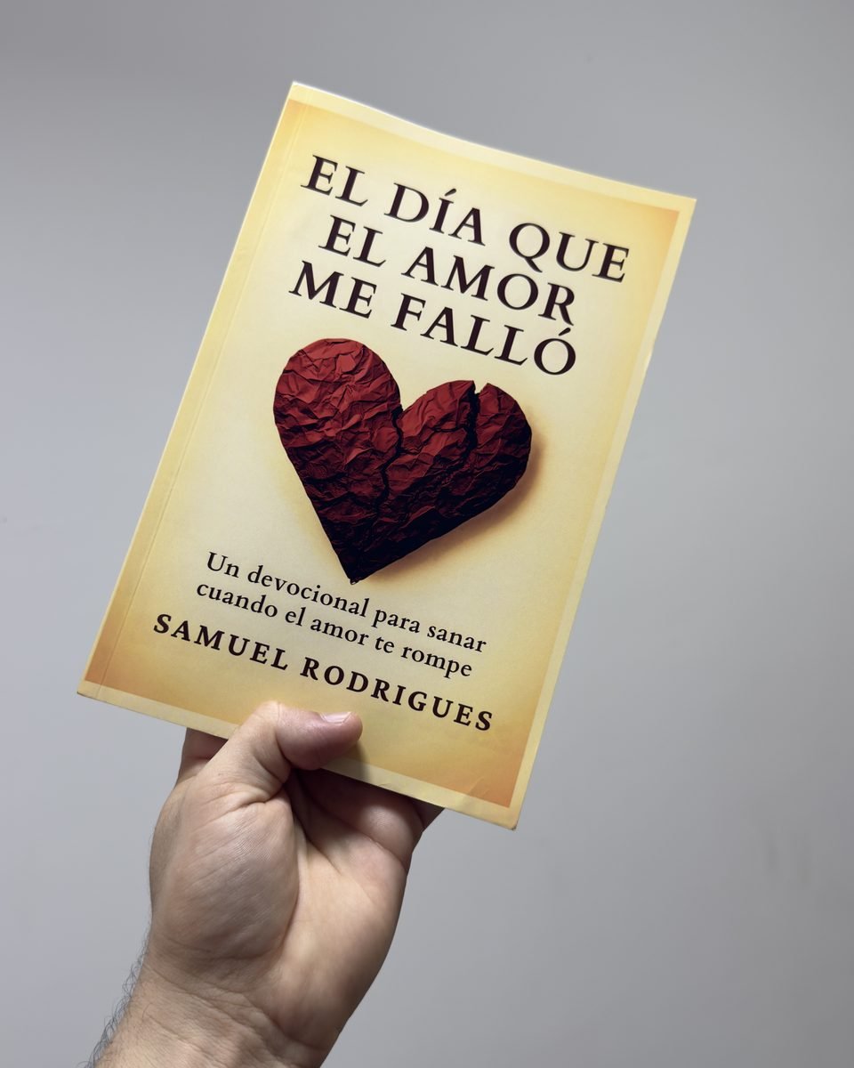 Samuel Rodrigues sosteniendo su libro El día que el amor me falló