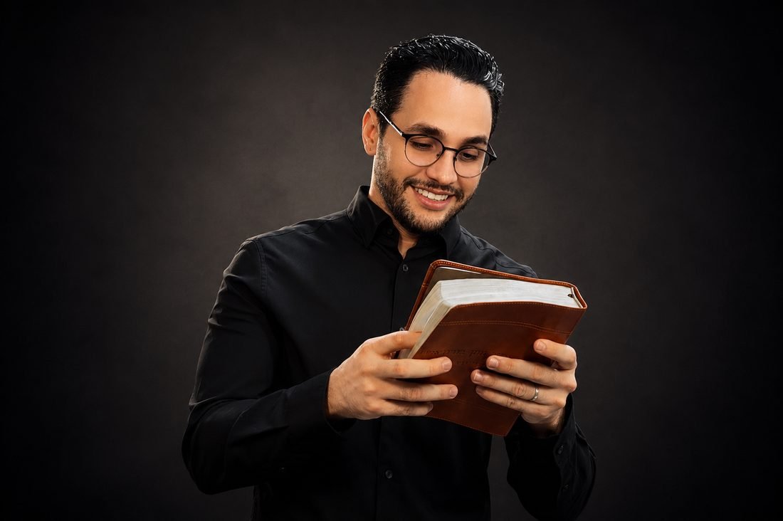 Samuel Rodrigues leyendo, retrato de su historia